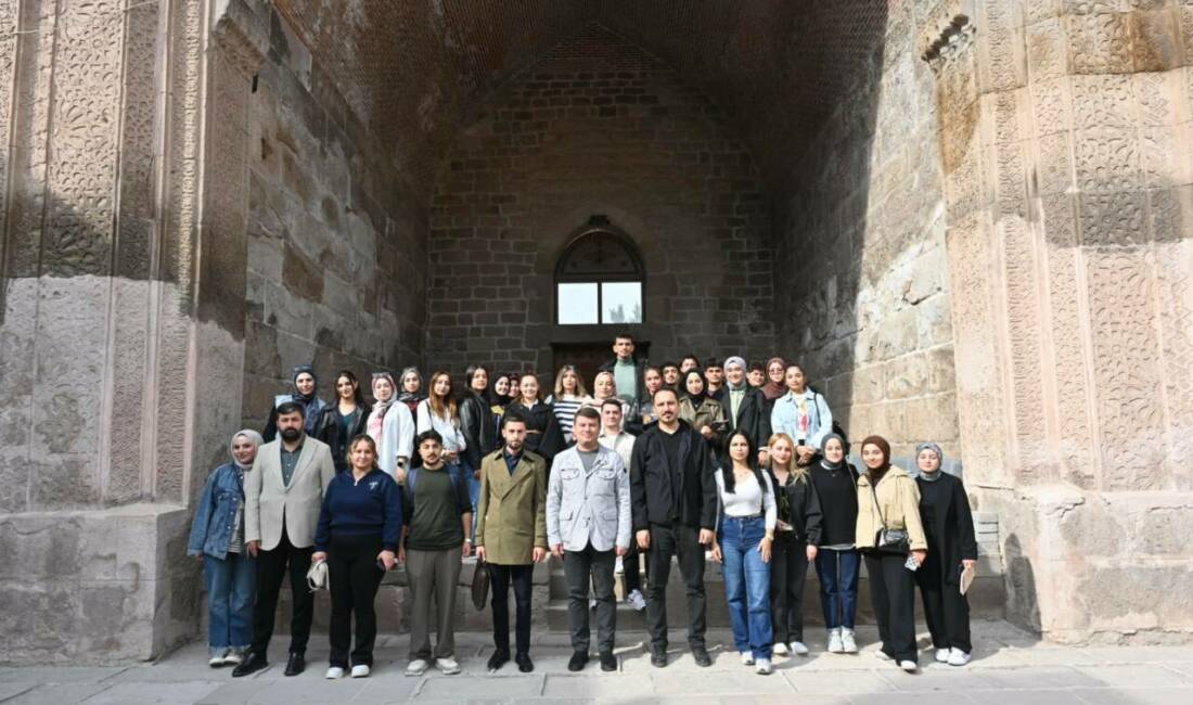 Aksaray Belediye Başkanı Dr. Evren Dinçer, üniversite öğrencileriyle bir araya