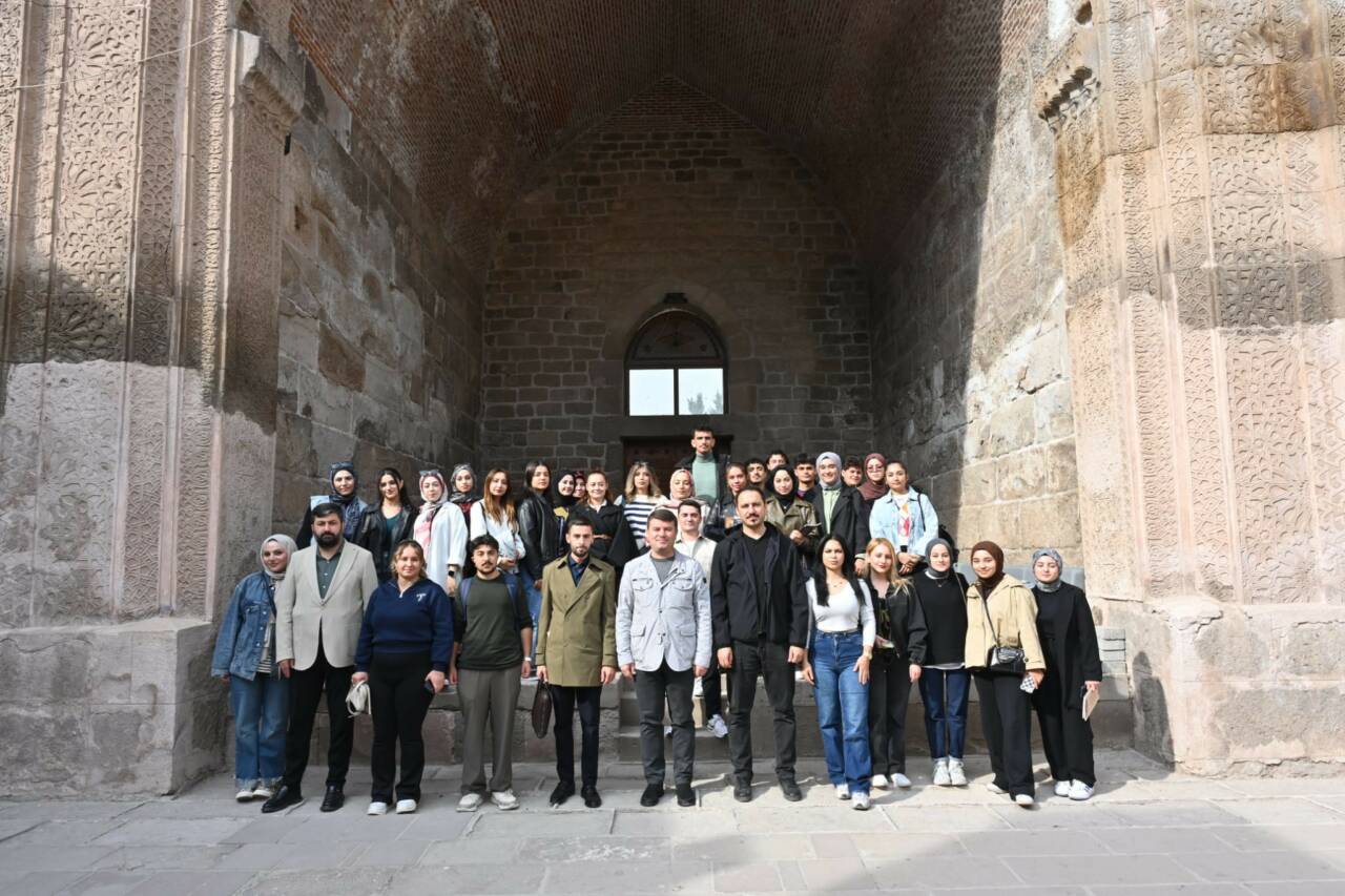 Aksaray Belediye Başkanı Dr. Evren Dinçer, üniversite öğrencileriyle bir araya