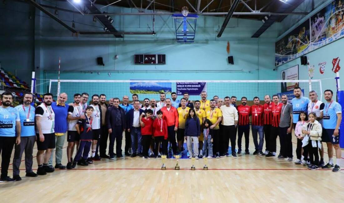 Aksaray’da 24 Kasım Öğretmenler Günü etkinlikleri çerçevesinde düzenlenen voleybol turnuvası,