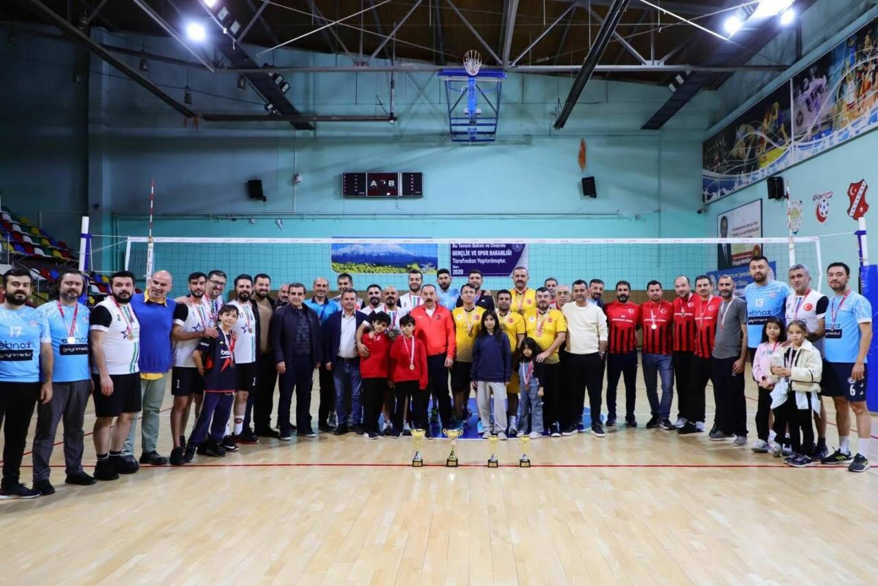 Aksaray’da 24 Kasım Öğretmenler Günü etkinlikleri çerçevesinde düzenlenen voleybol turnuvası,