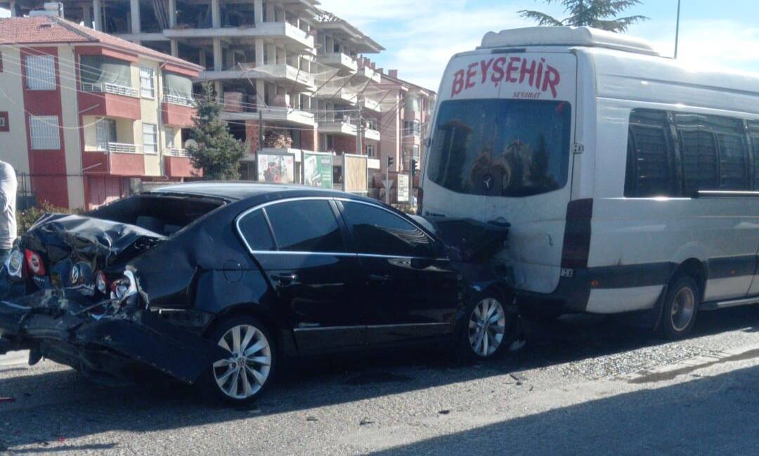 Konya'nın Kulu ilçesinde meydana gelen kazada otomobil ile minibüs çarpıştı.