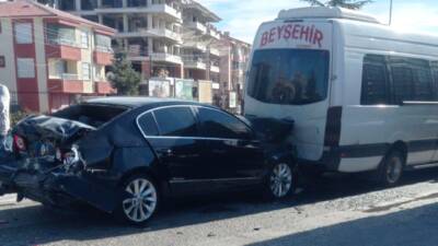 Konya'nın Kulu ilçesinde meydana gelen kazada otomobil ile minibüs çarpıştı.