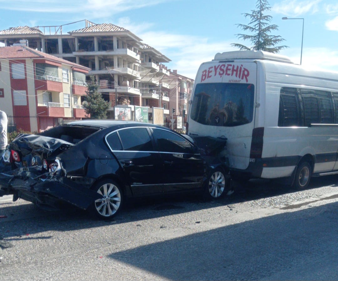 Konya'nın Kulu ilçesinde meydana gelen kazada otomobil ile minibüs çarpıştı.