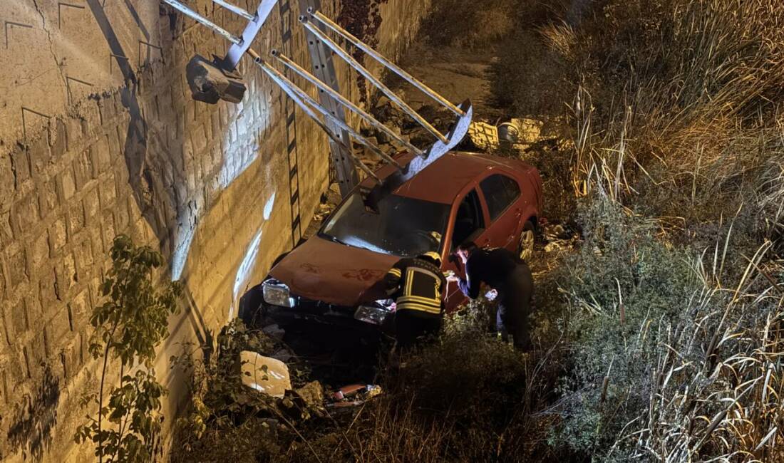 Kayseri'nin Kocasinan ilçesinde yaşanan olayda, otomobil kanala düştü. Kazayı sürücü