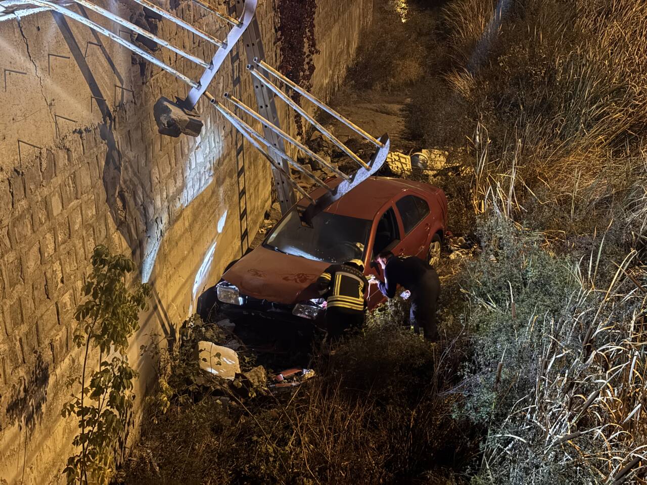 Kayseri'nin Kocasinan ilçesinde yaşanan olayda, otomobil kanala düştü. Kazayı sürücü