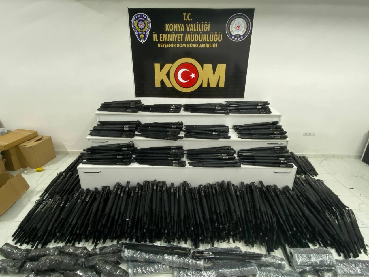 Konya'da İl Emniyet Müdürlüğü ekipleri tarafından düzenlenen silah kaçakçılığı operasyonlarında