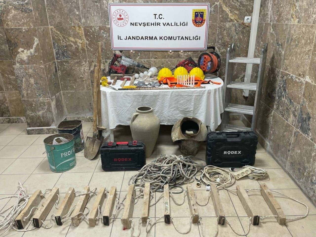 Nevşehir'in Ürgüp ilçesinde İl Jandarma Komutanlığı ekipleri tarafından düzenlenen operasyonda,