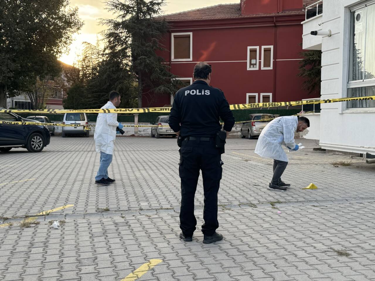 Karaman'da yaşanan oyda bir apartmanın 5'inci katından düşen kadın hayatını