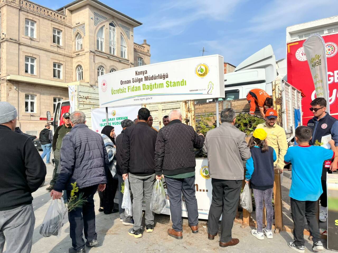 "Milli Ağaçlandırma Günü" kapsamında Aksaray'da 11 bin fidan dağıtımı yapıldı.