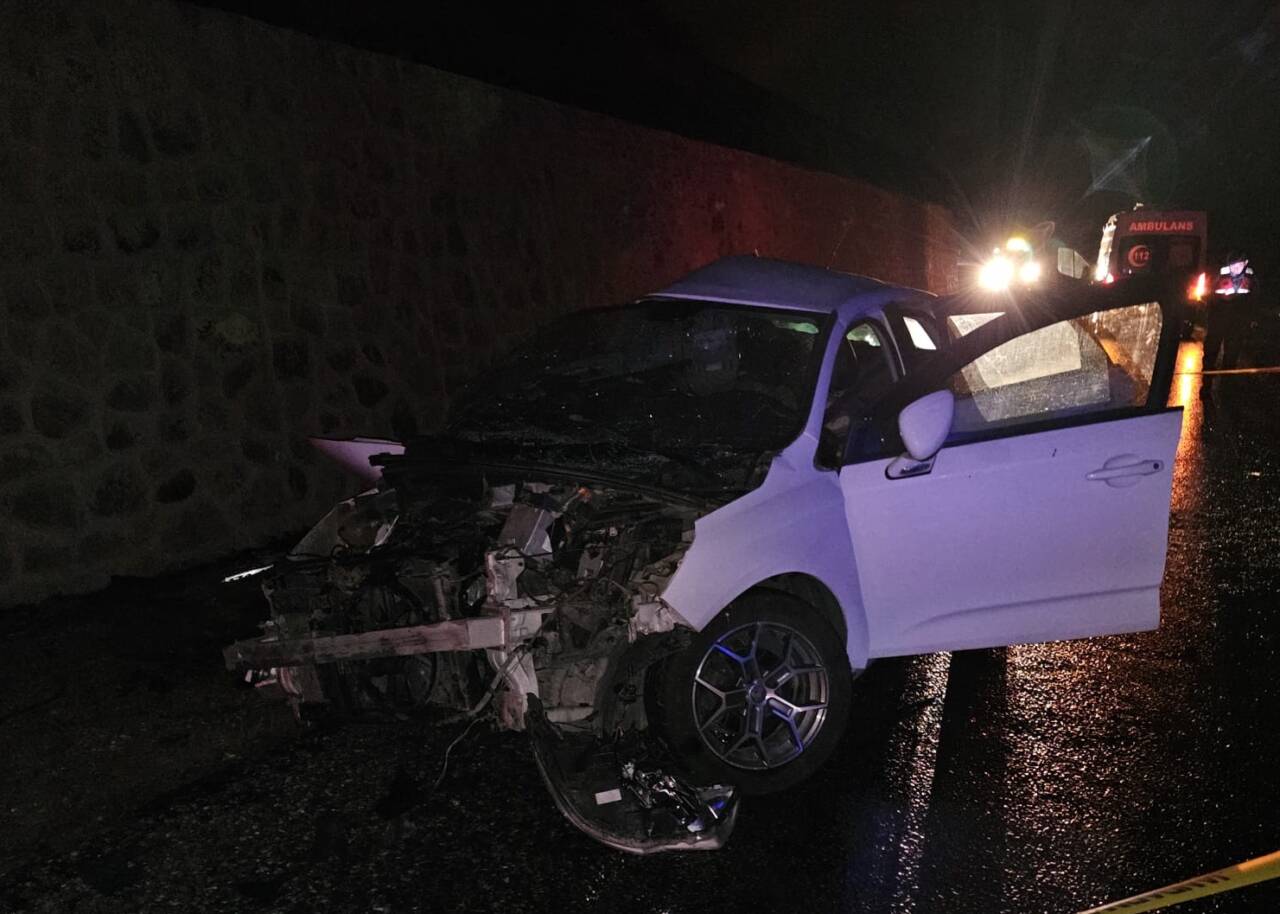 Sivas'ta meydana gelen trafik kazasında iki otomobil çarpıştı. Kazada 1