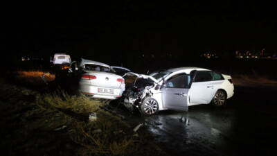 Niğde'nin Çamardı ilçesinde yaşanan olayda iki otomobil çarpıştı. Kazada 3