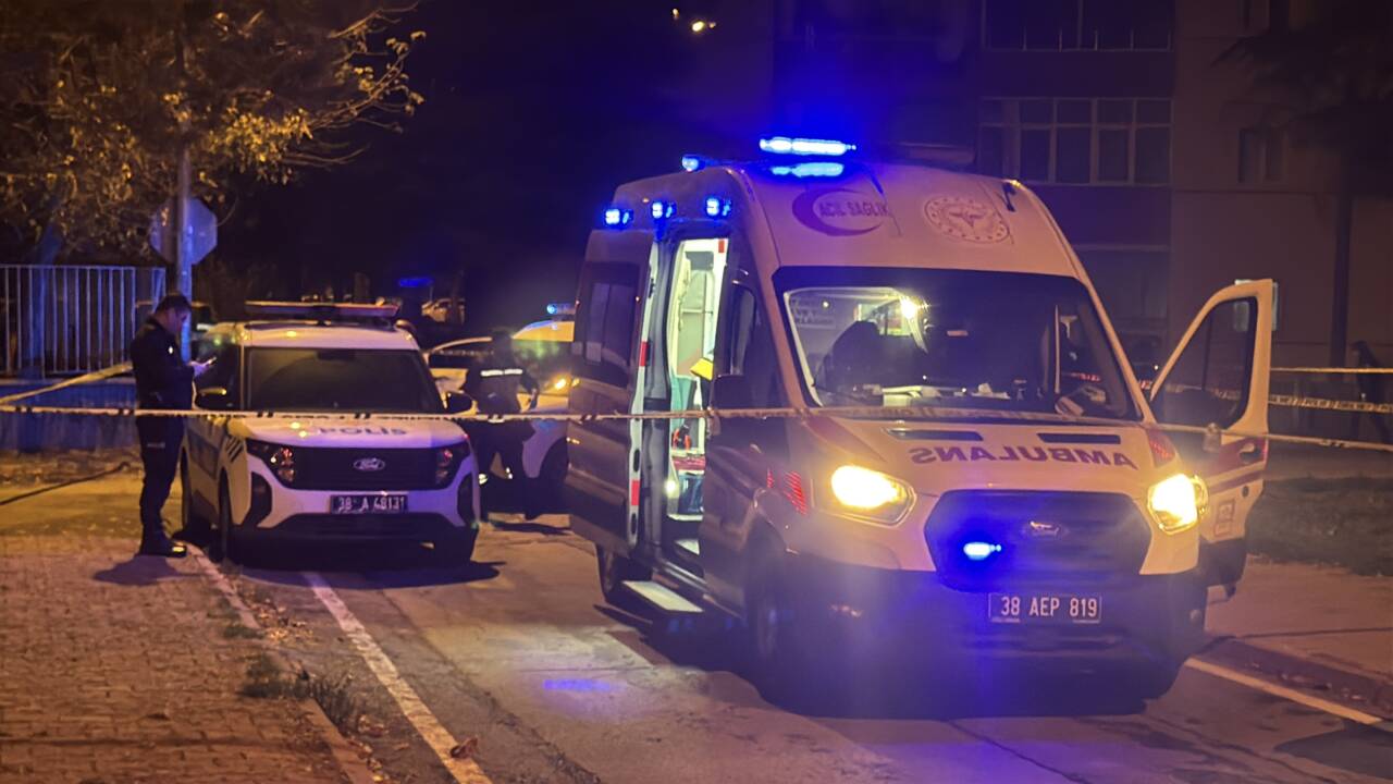 Kayseri'de yaşanan acı olayda kocası tarafından bıçaklanan kadın yaşamını yitirdi.