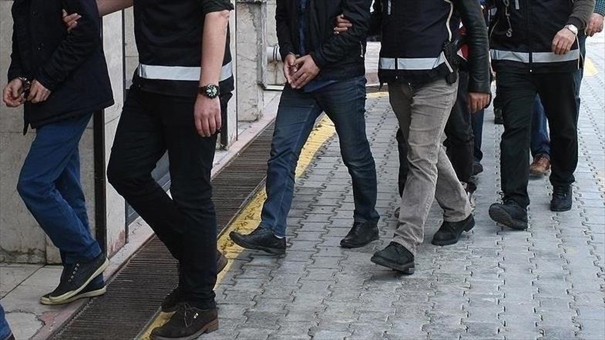 Kırşehir'de polis ekiplerinin uyuşturucu operasyonunda bir ikamette kuzine sobaya gizlenmiş