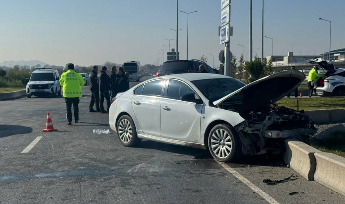 Kayseri'de iki otomobil çarpıştı. Meydana gelen trafik kazasında 5 kişi