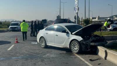 Kayseri'de iki otomobil çarpıştı. Meydana gelen trafik kazasında 5 kişi