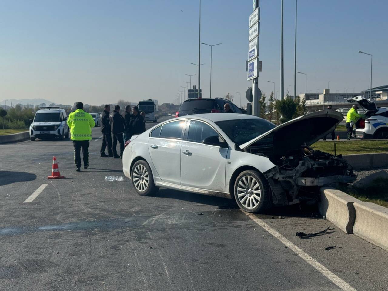 Kayseri'de iki otomobil çarpıştı. Meydana gelen trafik kazasında 5 kişi