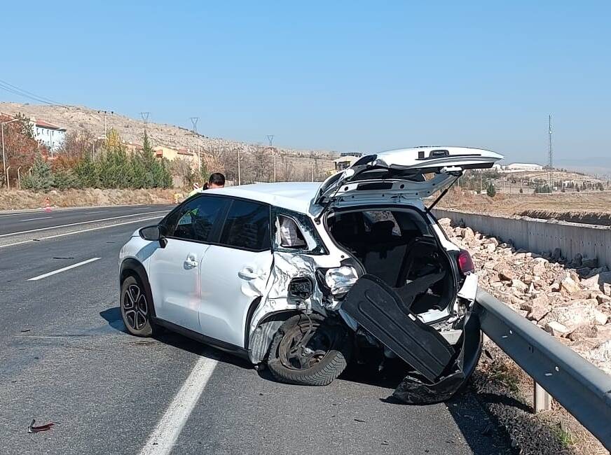 Çankırı'da yaşanan olayda ambulansla otomobil çarpıştı. Kazada 1 kişi yaralandı.