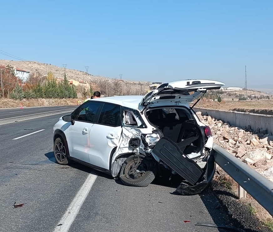 Çankırı'da yaşanan olayda ambulansla otomobil çarpıştı. Kazada 1 kişi yaralandı.