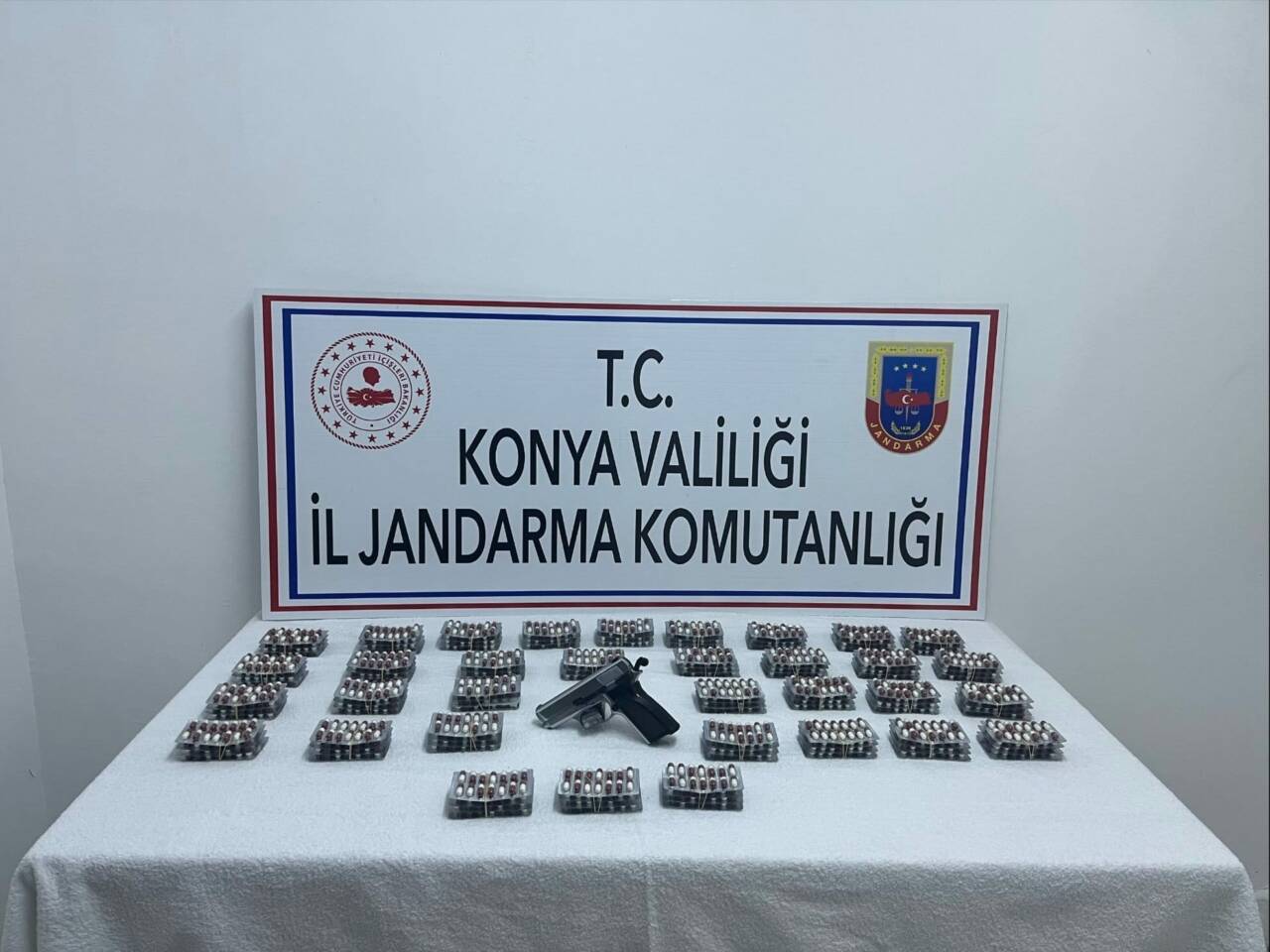 Konya'nın Ereğli ilçesinde İl Jandarma Komutanlığı ekipleri tarafından düzenlenen uyuşturucu
