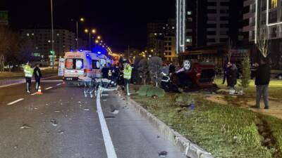 Nevşehir'de yaşanan olayda kavşakta iki otomobil çarpıştı. Kazada 4 kişi