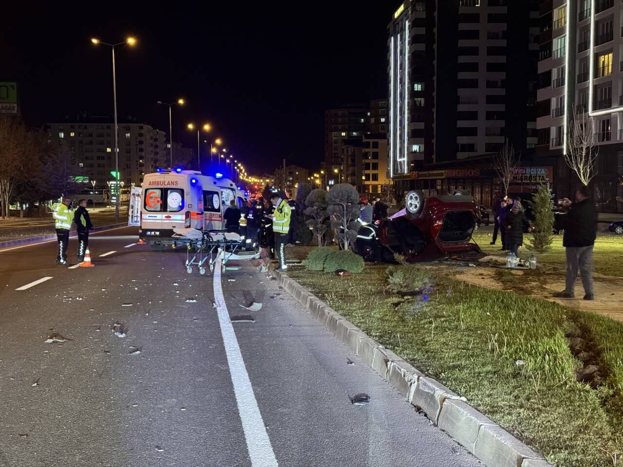 Nevşehir'de yaşanan olayda kavşakta iki otomobil çarpıştı. Kazada 4 kişi