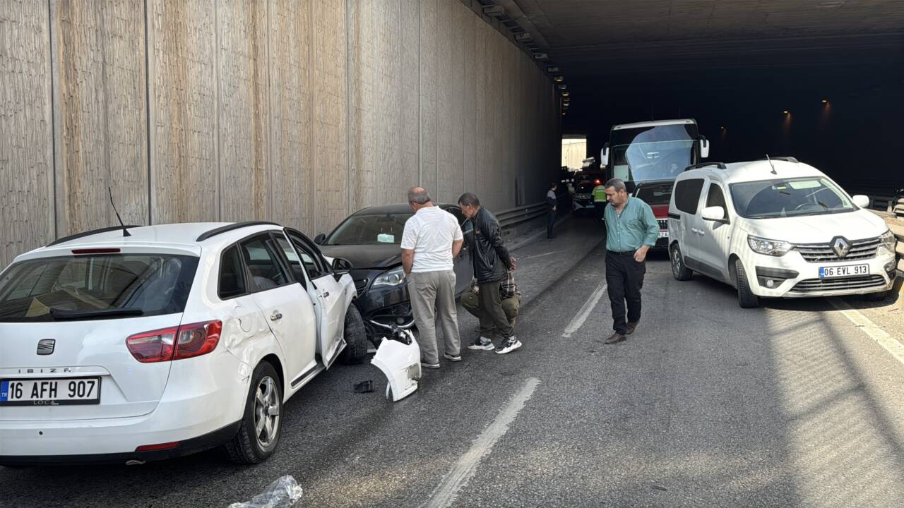 Kırıkkale'de yaşanan olayda 4 araç kazaya karıştı. Trafik kazasında yaralanan