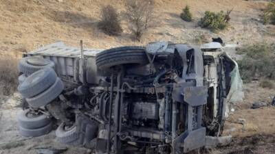 Konya'nın Kadınhanı ilçesinde yaşanan olayda şarampole kamyon devrildi. Kazada kamyonun