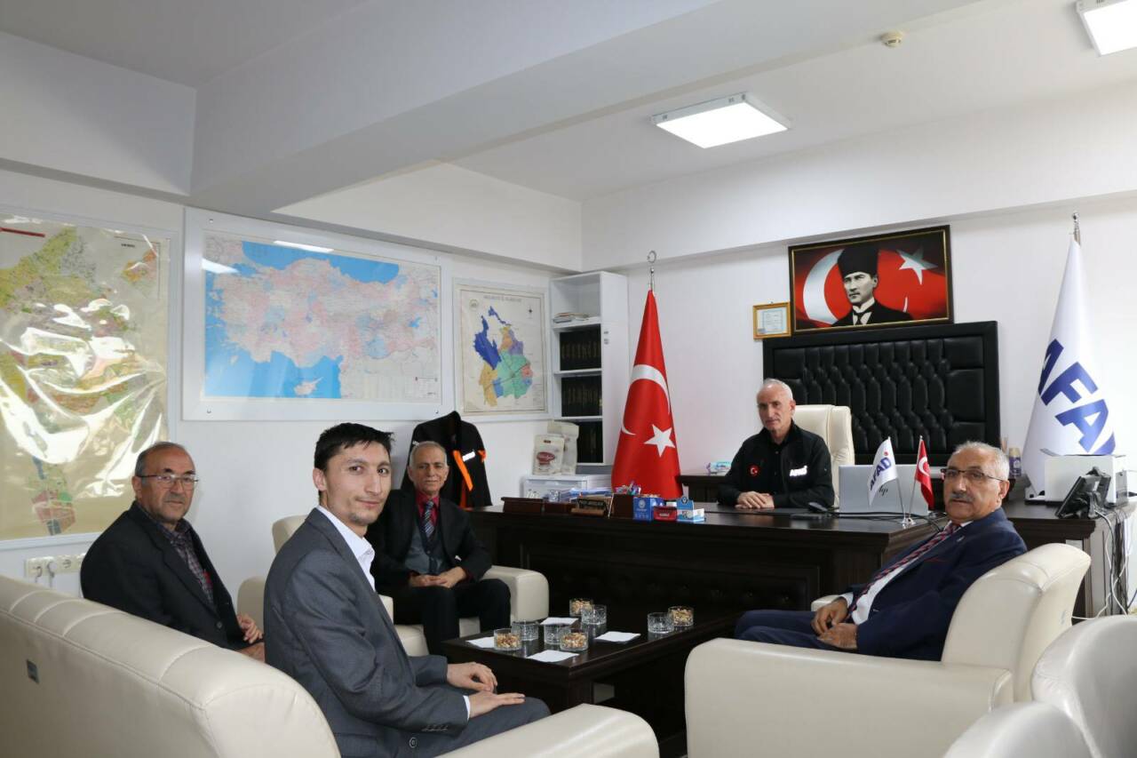 DEVA Partisi Aksaray İl Başkanı Necati Coşkuner, beraberindeki Esvelt Saltan,