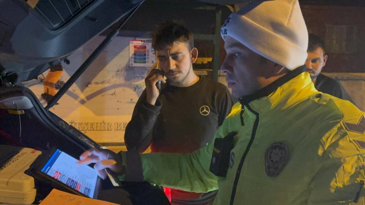 Kayseri'de polis ekiplerinin denetiminde oto tamircisi olduğunu söyleyen sürücü ehliyetsiz