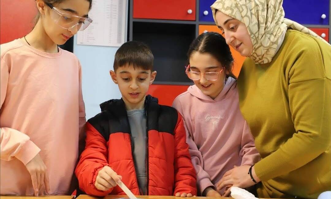 Aksaray Gençlik Merkezi tarafından gerçekleştirilen Deneyap Veli-Öğrenci Atölyesi, teknolojiyi ve