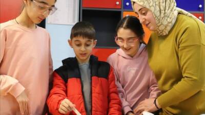 Aksaray Gençlik Merkezi tarafından gerçekleştirilen Deneyap Veli-Öğrenci Atölyesi, teknolojiyi ve