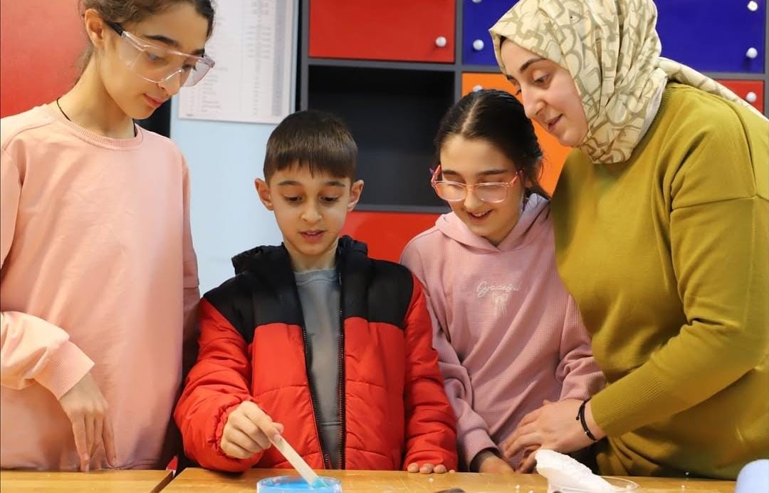 Aksaray Gençlik Merkezi tarafından gerçekleştirilen Deneyap Veli-Öğrenci Atölyesi, teknolojiyi ve