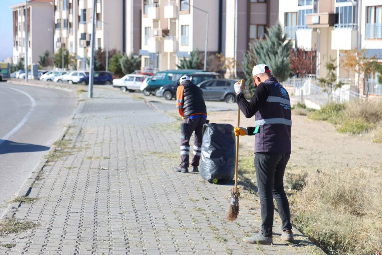 Aksaray Belediyesi, şehir genelinde yürüttüğü çevre temizliği kapsamında Cumhuriyet Mahallesinde