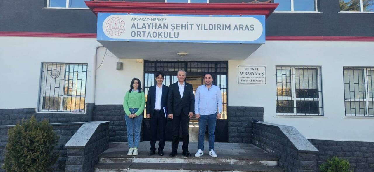 Eğitim-Bir-Sen Aksaray Şube Başkanı Murat Görmez, sendika yönetimiyle birlikte sahadaki
