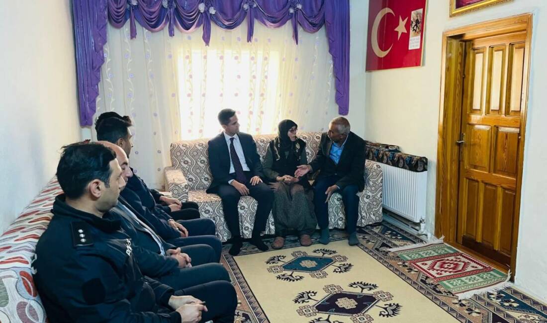 Eskil Kaymakamı, beraberindeki kurum amirleriyle birlikte ilçedeki şehit ailelerini ziyaret