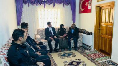 Eskil Kaymakamı, beraberindeki kurum amirleriyle birlikte ilçedeki şehit ailelerini ziyaret