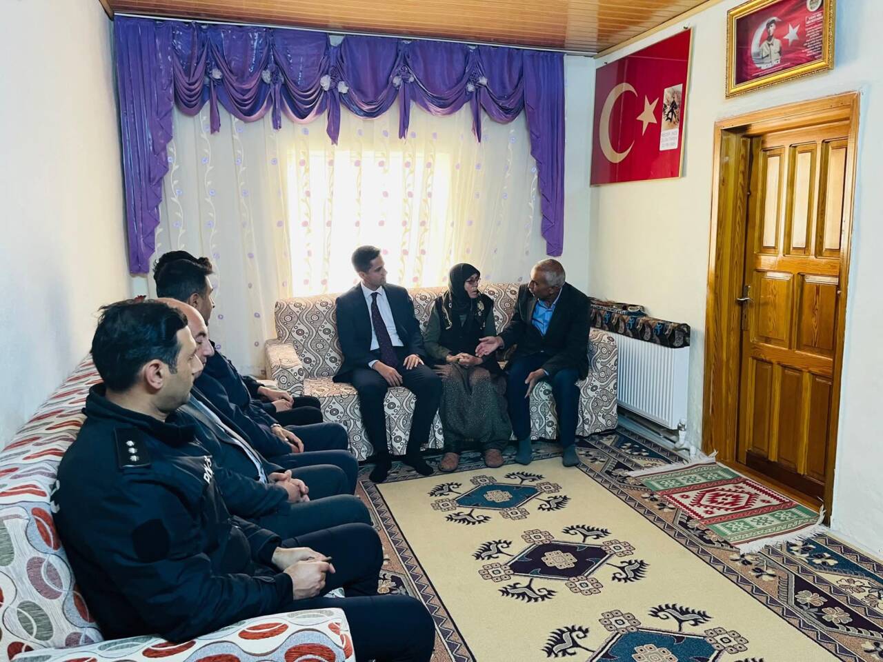 Eskil Kaymakamı, beraberindeki kurum amirleriyle birlikte ilçedeki şehit ailelerini ziyaret