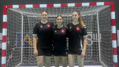 Aksaray Belediyespor Hentbol Takımı oyuncuları Ebrar Halime Kılıç, Dilek Kestek
