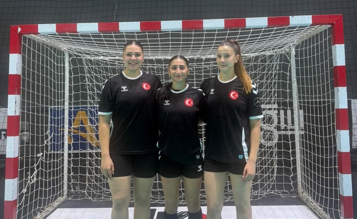 Aksaray Belediyespor Hentbol Takımı oyuncuları Ebrar Halime Kılıç, Dilek Kestek
