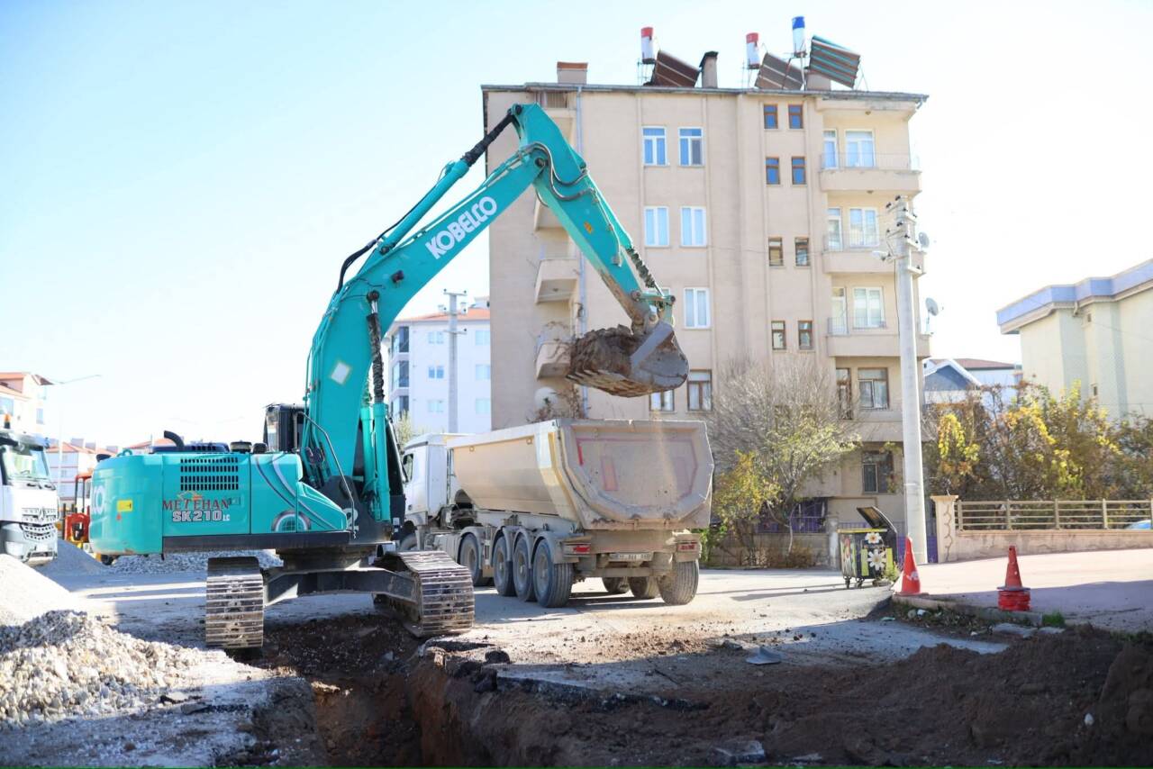 Aksaray Belediyesi, şehrin altyapısını güçlendirmek amacıyla Ereğlikapı Mahallesinde kanalizasyon hattı