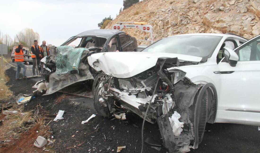 Konya'nın Beyşehir ilçesinde iki otomobilin çarpışması sonucu meydana gelen kazada