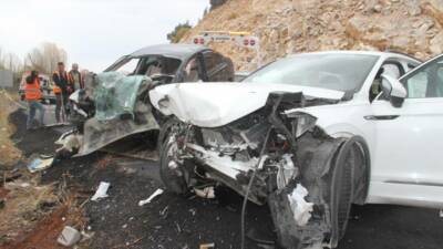 Konya'nın Beyşehir ilçesinde iki otomobilin çarpışması sonucu meydana gelen kazada