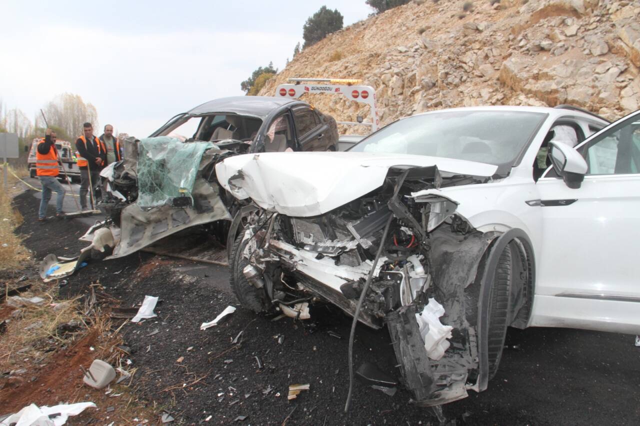 Konya'nın Beyşehir ilçesinde iki otomobilin çarpışması sonucu meydana gelen kazada