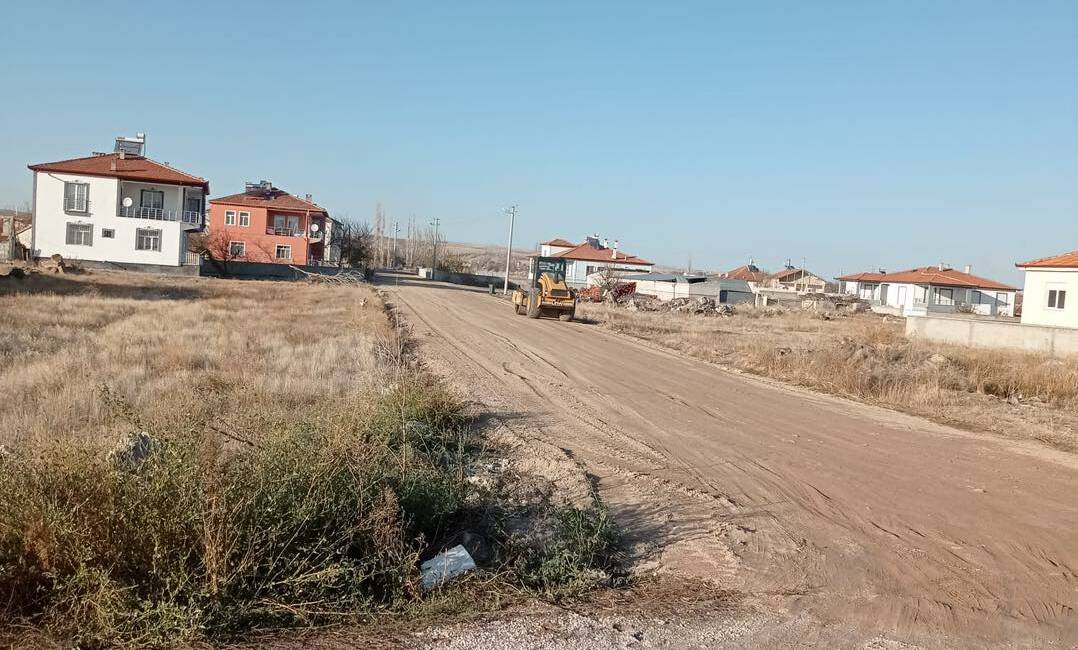 Gülağaç İlçesi’nde yol yapım ve iyileştirme çalışmaları tüm hızıyla sürüyor.