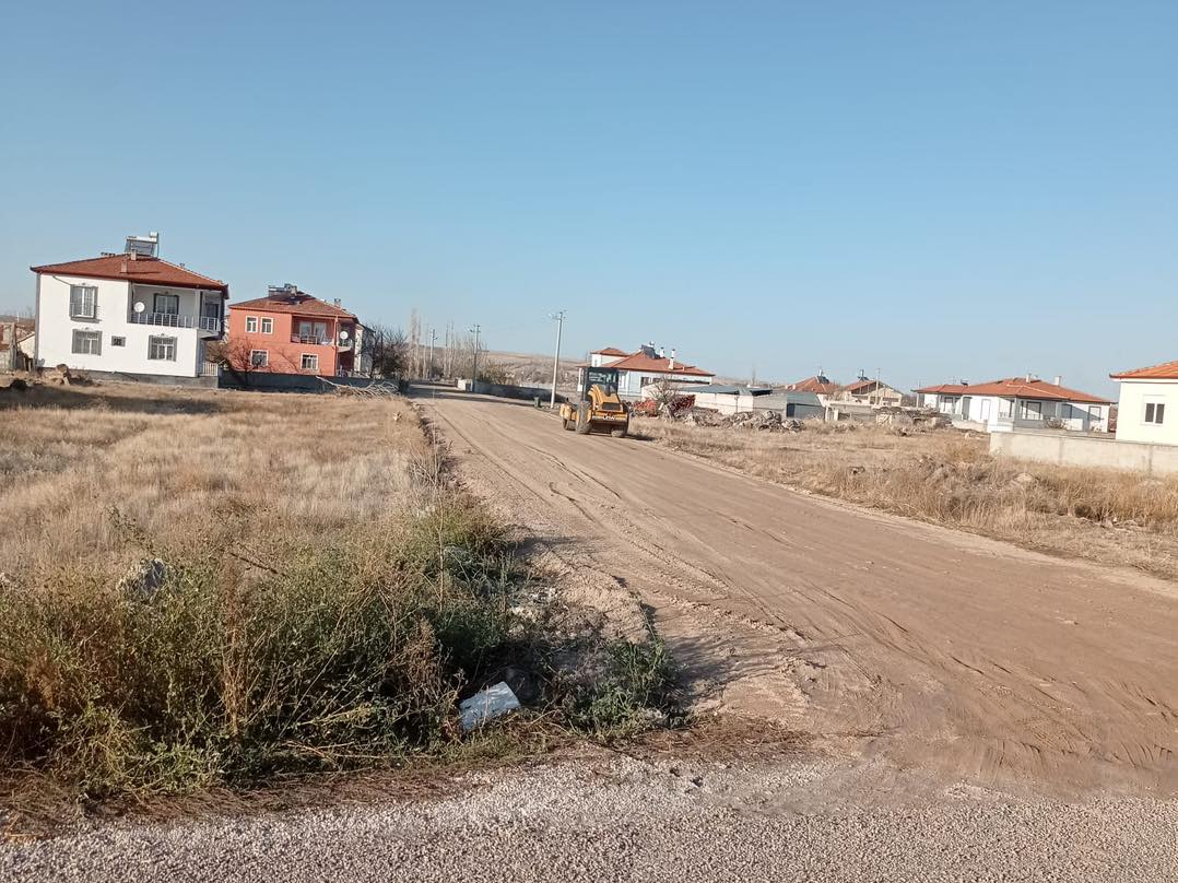 Gülağaç İlçesi’nde yol yapım ve iyileştirme çalışmaları tüm hızıyla sürüyor.