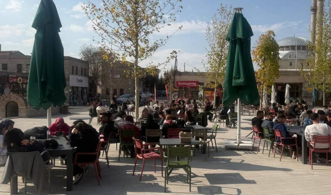 Güzelyurt Belediyesi tarafından hizmete açılan Gelveri Cafe, ilçe meydanına yeni