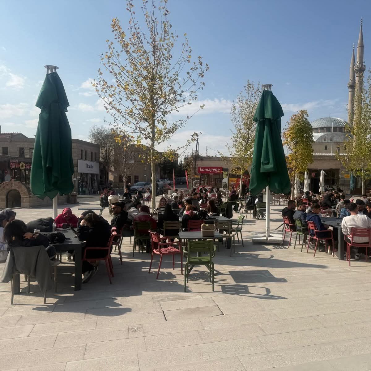 Güzelyurt Belediyesi tarafından hizmete açılan Gelveri Cafe, ilçe meydanına yeni