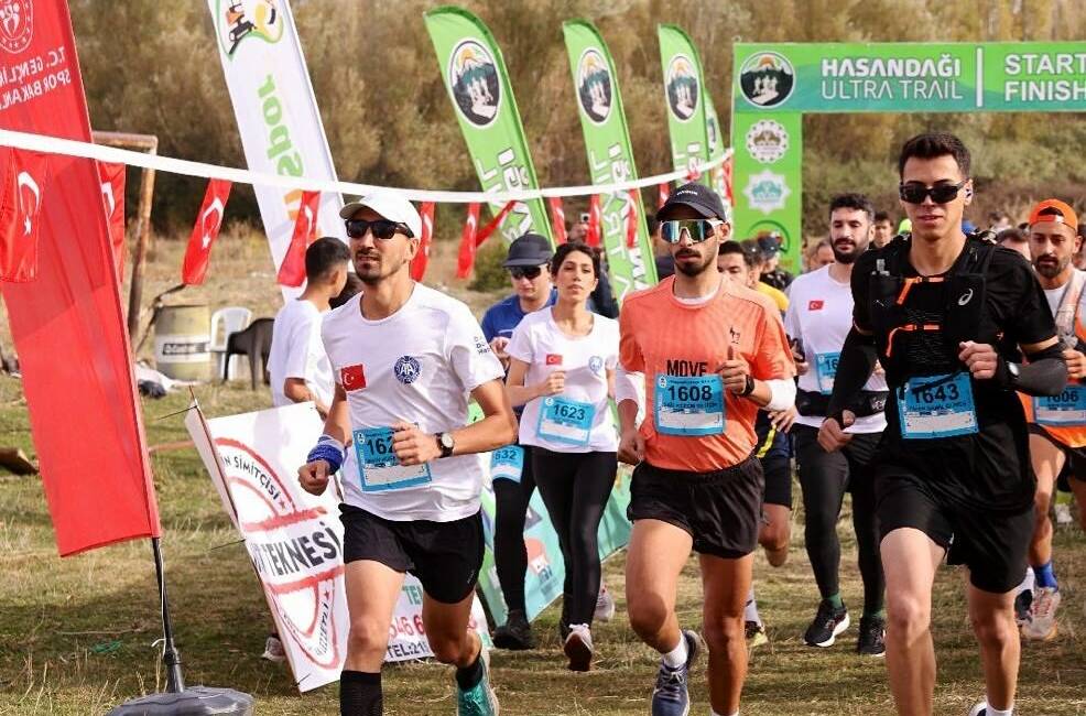Aksaray’ın doğal güzellikleriyle ünlü Hasan Dağı eteklerinde düzenlenen Trail Koşusu,
