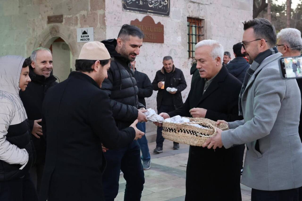Somuncu Baba’nın 613. vefat yıldönümü dolayısıyla düzenlenen program, sabah namazı
