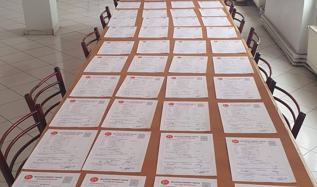 MHP Aksaray İl Başkanlığı, partiye katılan yeni üyelerin evraklarını masalarda